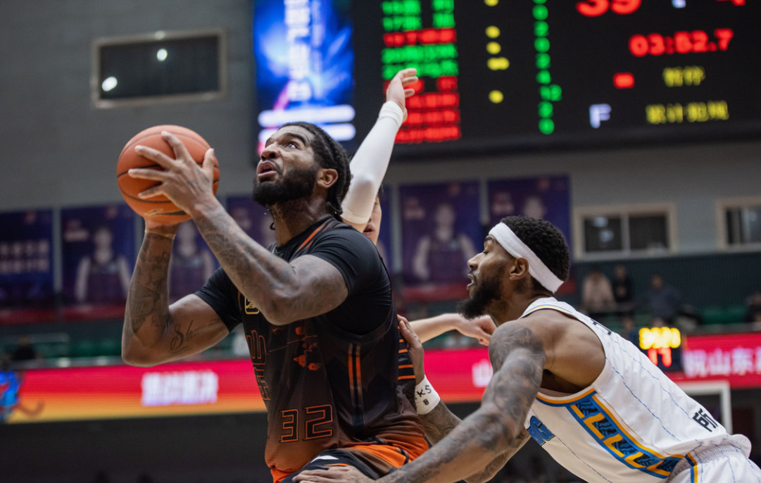 九游体育官网-里程碑夜里尔远射贴柱，CBA常规赛今晚刷纪录，气氛紧张，阵容厚度经受考验的简单介绍