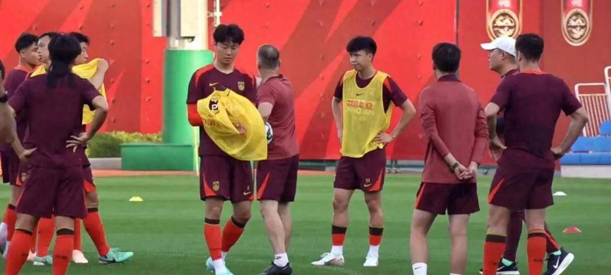 九游体育官网-清晨体能课后，皇家社会调整名单备战足总杯，目标明确，年轻球员得到机会